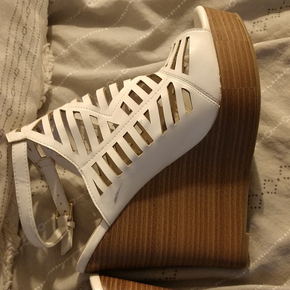 Shoedazzle white lattice wedge size 10 - Picture 4 of 14